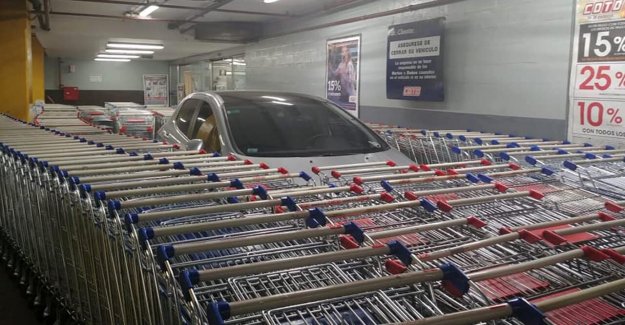 Argentinien Supermarkt Mitarbeiter Streich 'idiot', die geparkten Auto in der shopping-cart