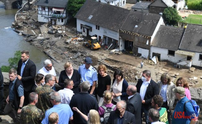Merkel visits the'surreal flood scene' and vows to help with climate action