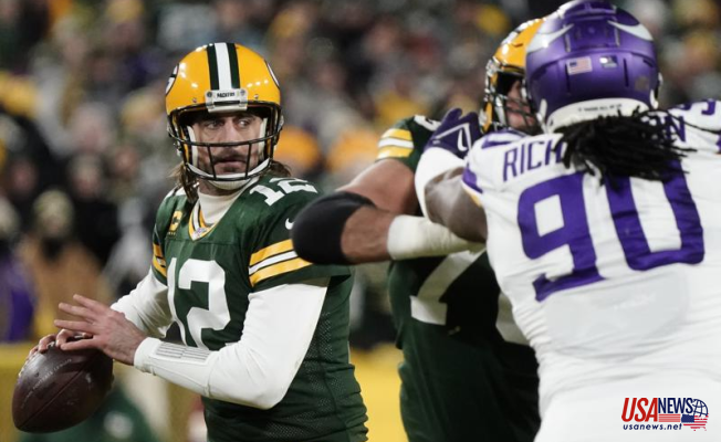 In cold, Packers defeat Vikings 37-10 to win NFC's No. 1 seed