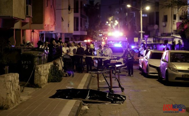 Gunman kills 4 in mass shooting spree in central Israel