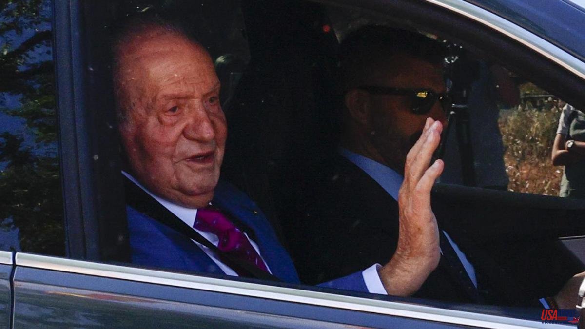 King Juan Carlos leaves the Zarzuela after an 11-hour meeting with the King and his family