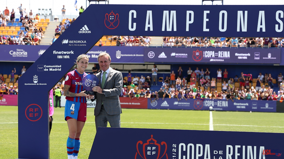 María León receives the MVP as the best player in the Copa de la Reina final