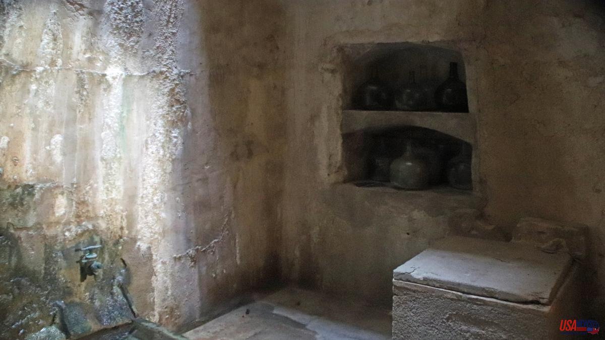 Who ordered the construction of the hidden cistern under the Pedralbes monastery?