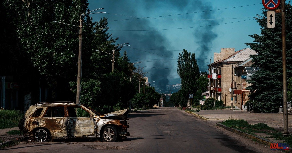 Ukrainians fight for "every meter" of Sievierodonetsk, as the city is at risk of being cut off