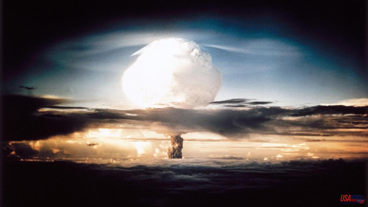 The number of nuclear warheads decreases, the threat of nuclear war increases