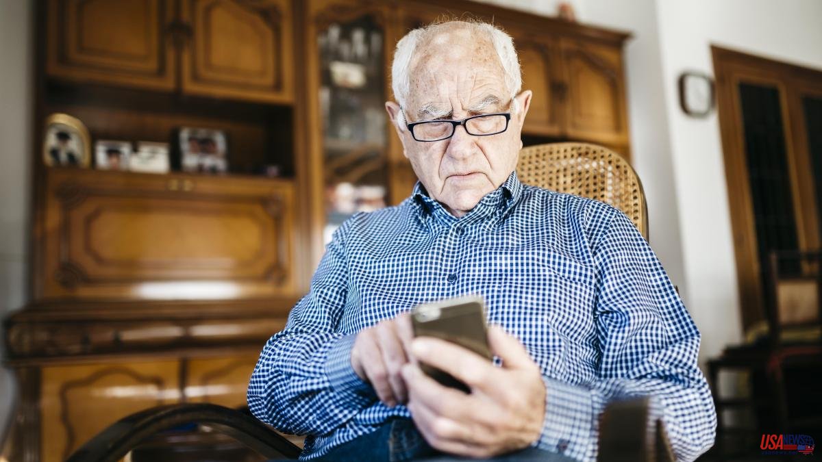 How to help the elderly manage safely in online banking