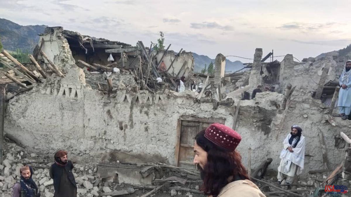 An earthquake buries a thousand Afghans in the east of the country