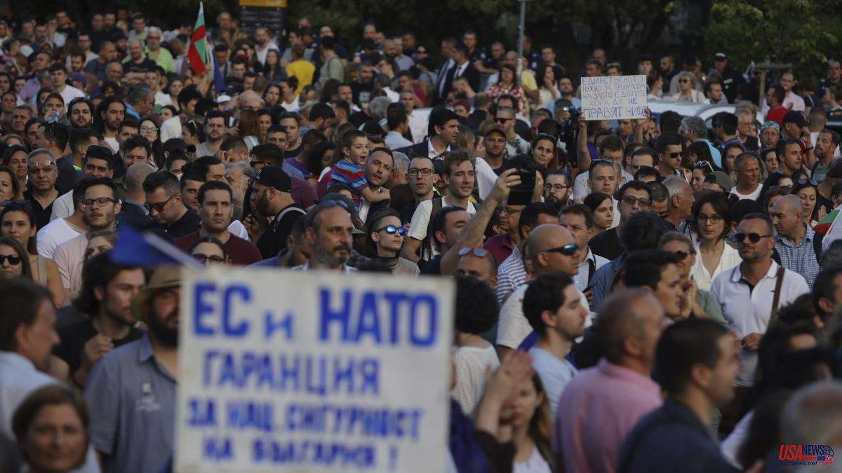 The Bulgarian Government loses the motion of censure and unleashes a new political crisis in the country