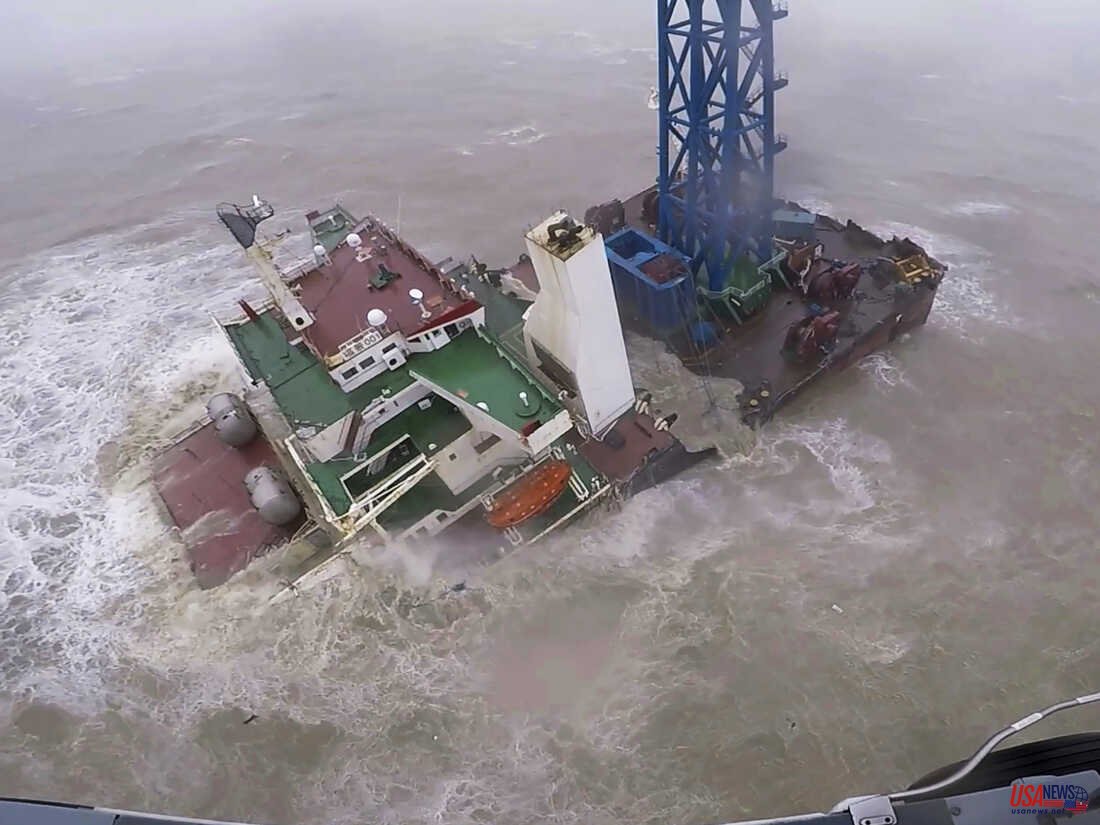 After a floating crane crashes south of Hong Kong, 4 crew members were rescued