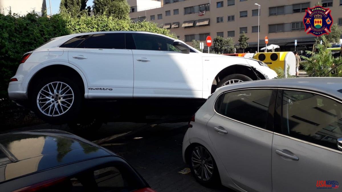 Surreal accident in Alcorcón: a car ends up on top of another