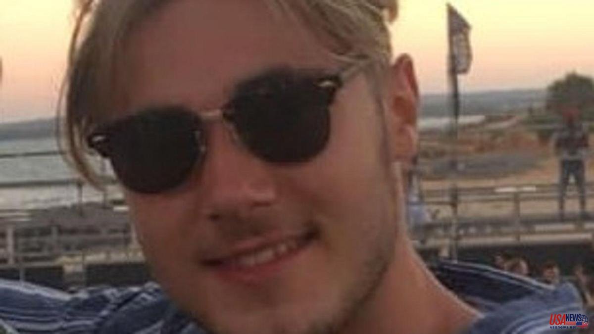 A 22-year-old man is decapitated by the blades of a helicopter while taking a selfie