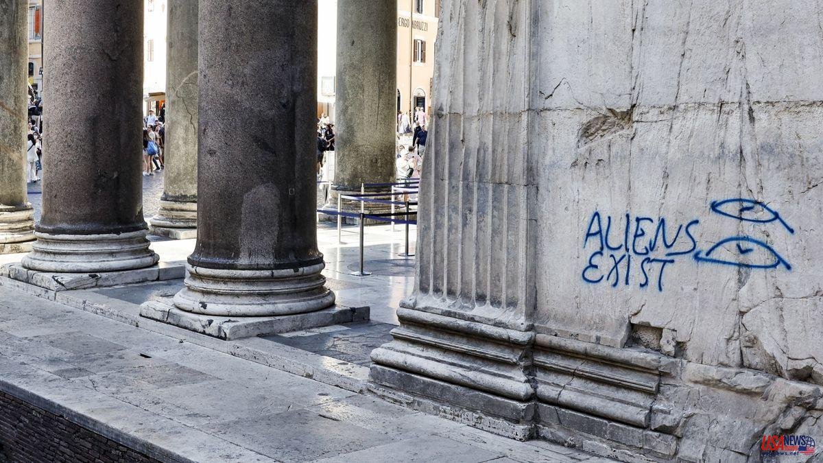 They clean the graffiti of the Pantheon in Rome with laser technology