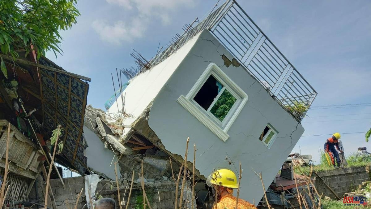 At least three dead and about 60 injured by an earthquake in the most populous island of the Philippines