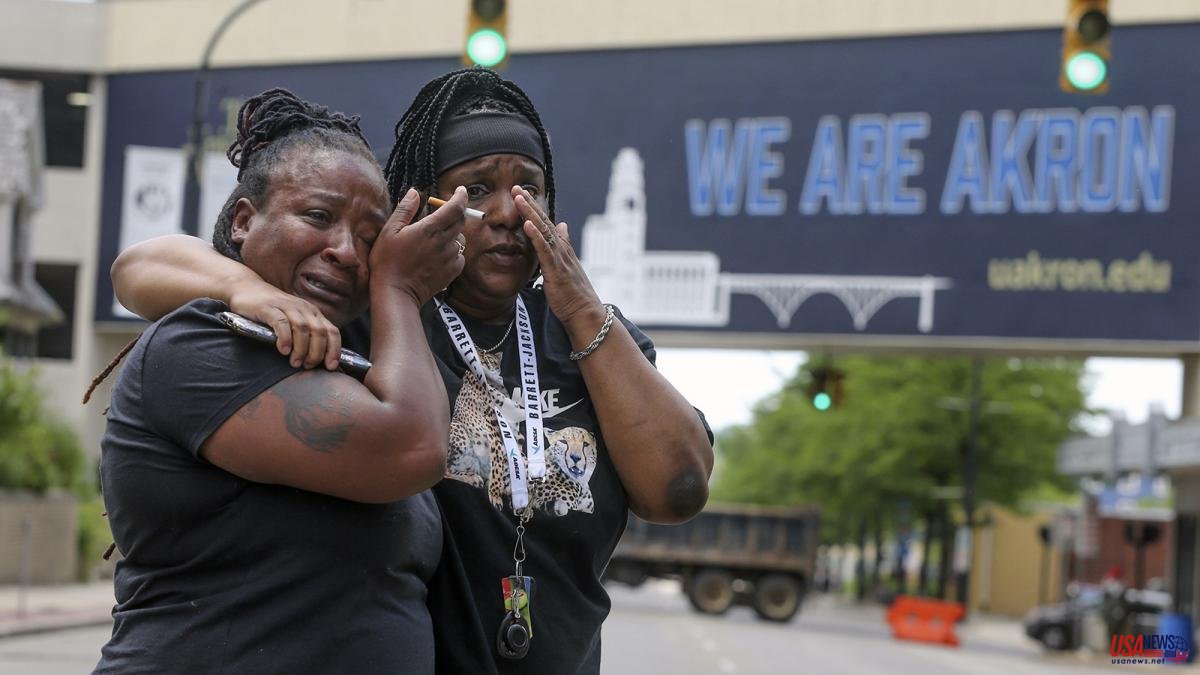 Eight police officers shoot dozens of times and kill an unarmed black youth in Ohio