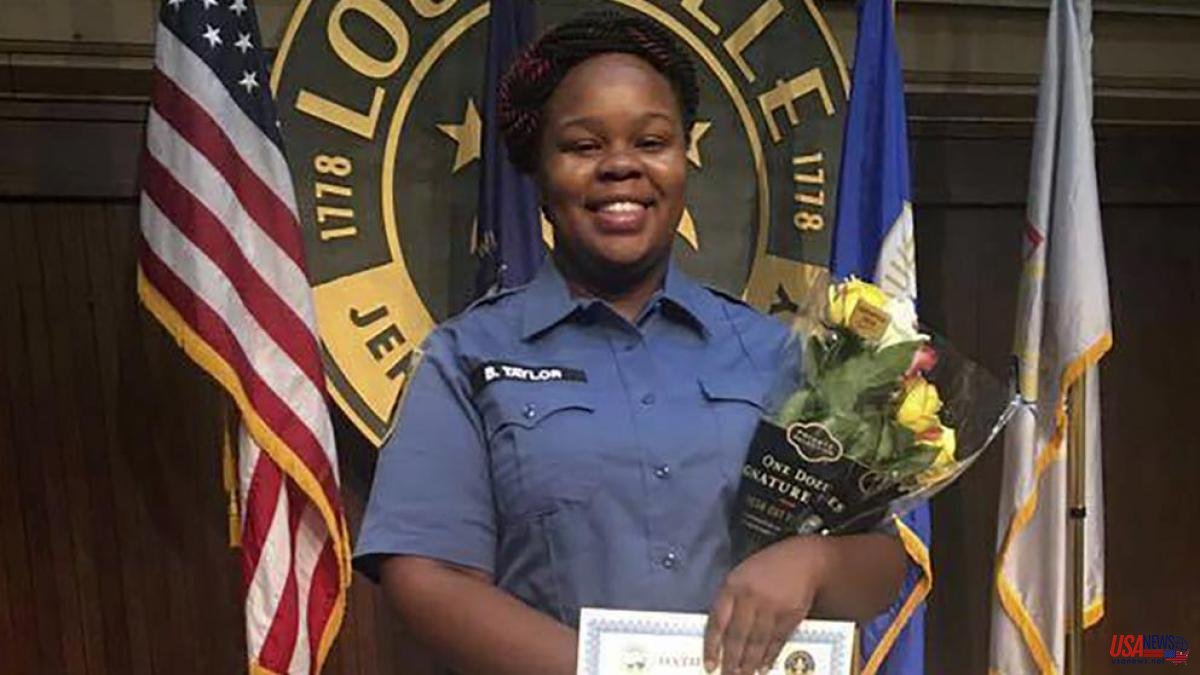 The US charges four police officers for the erroneous raid in which Breonna Taylor died