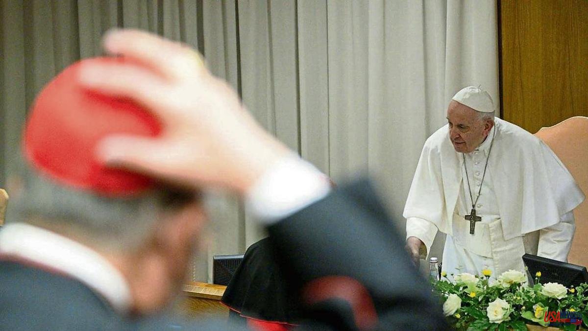 The Pope closes an unusual summit of cardinals with the smell of pre-conclave