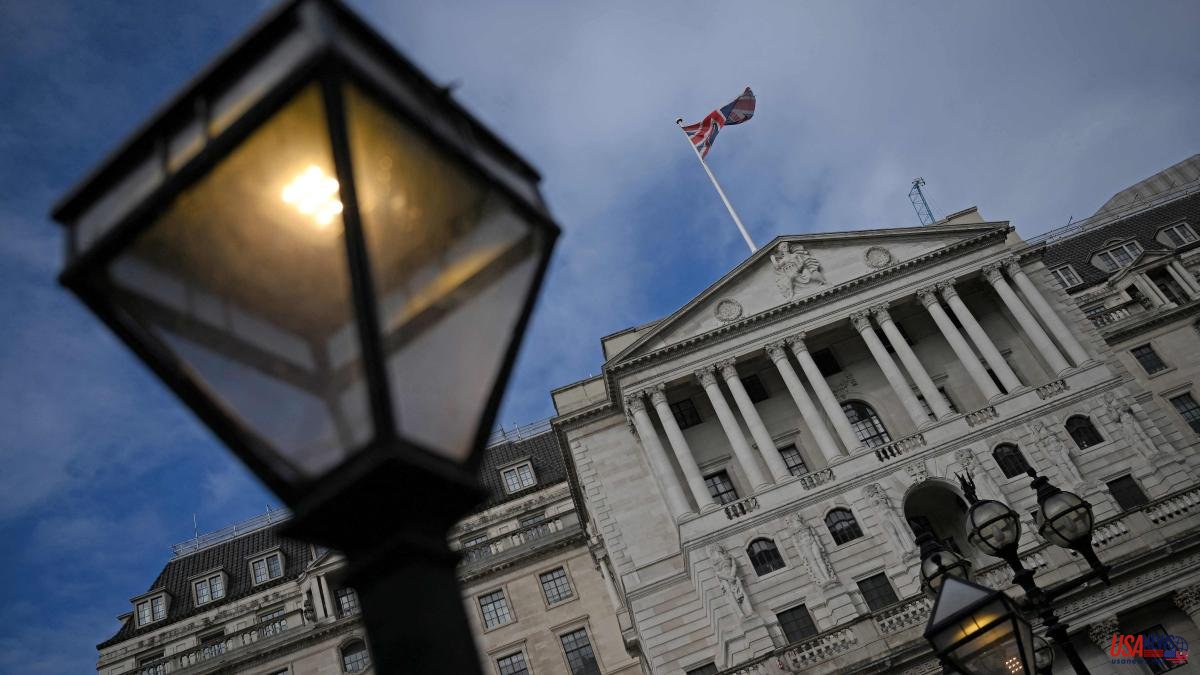 The Bank of England intervenes with the purchase of bonds to stop the fall of the pound