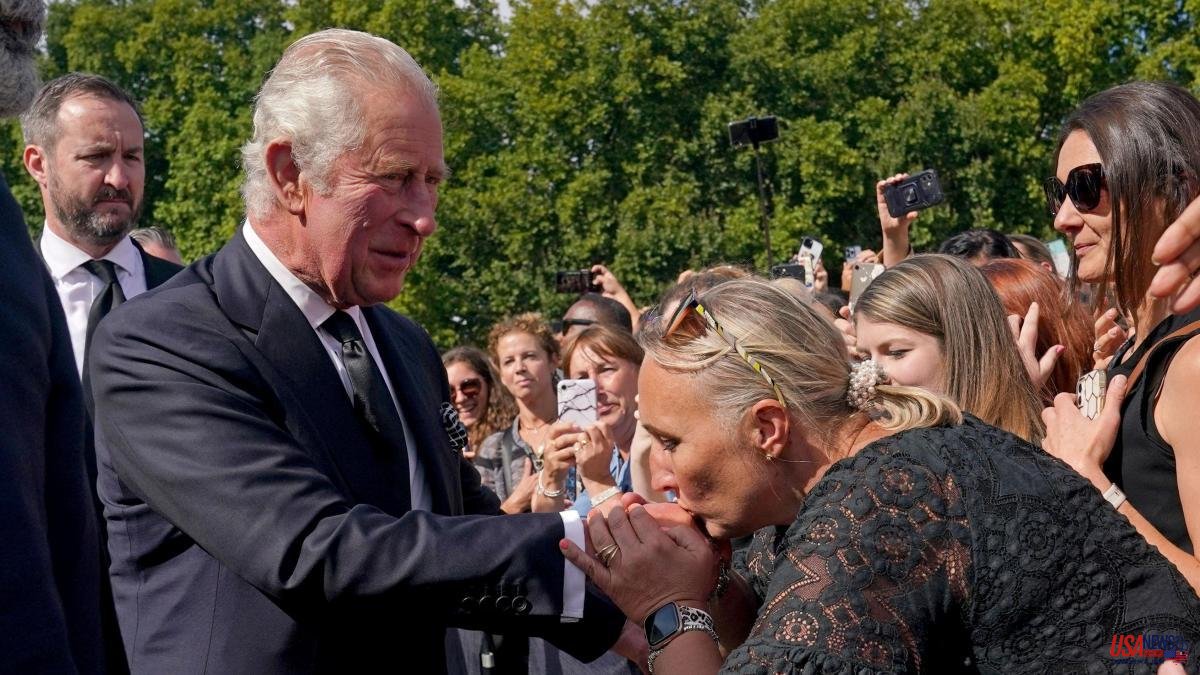 "God save the King": a crowd greets Charles III on his arrival at Buckingham
