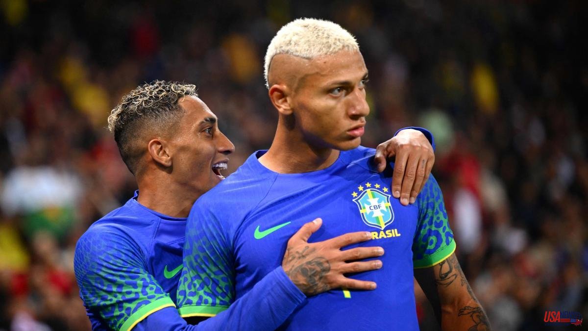 Brazil denounces another racist episode: throwing bananas at Richarlison