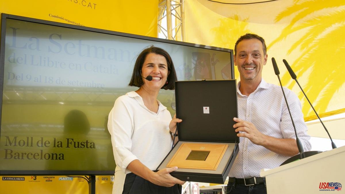 Judit Carrera receives the Dissemination of Catalan Book Week award