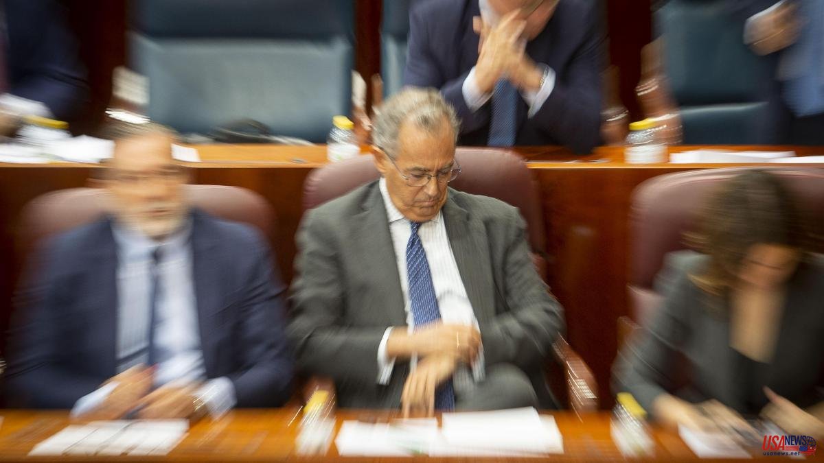 The management of the residences burns the Assembly of Madrid between shouts of resignation
