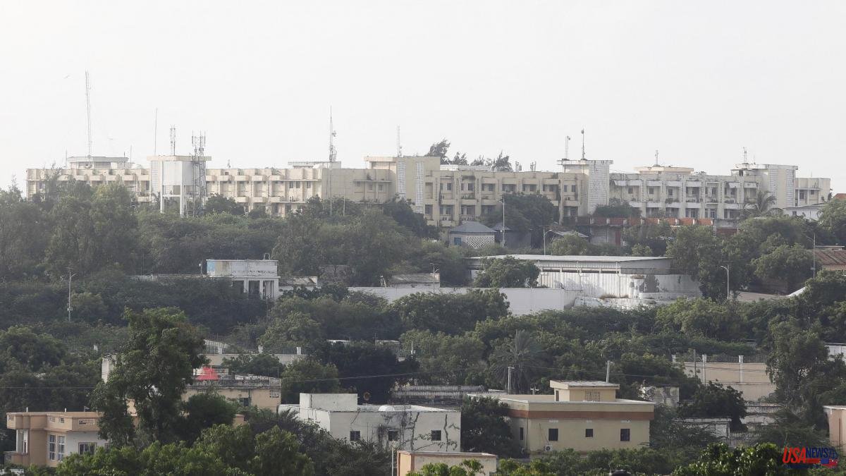 At least four dead in the assault on a hotel where there were members of the Somali government
