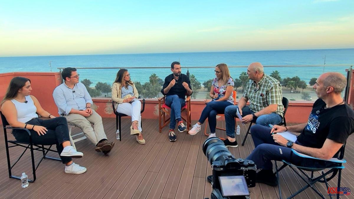 The mayor of Badalona premieres "Looking at Badalona", meetings with neighbors on the rooftops