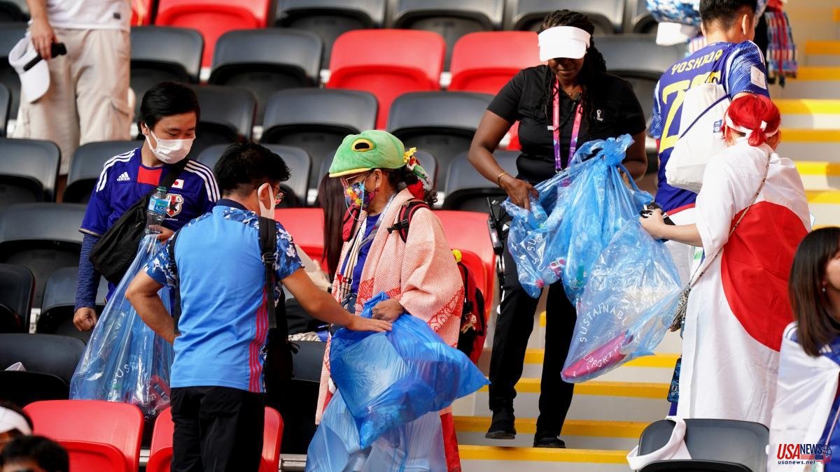 Japanese fans do it again: they clean the stadium after their comeback to Spain