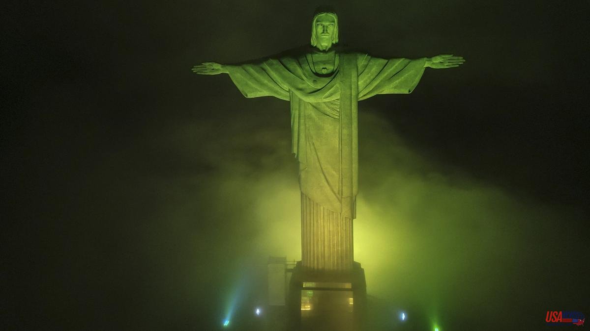 The Christ the Redeemer is dyed green and yellow by Pelé