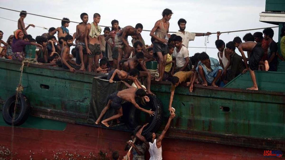 Alarm for a boat with more than 150 Rohingya stranded and leaking off Thailand