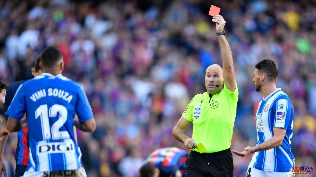 Mateu Lahoz's show at Barça - Espanyol: two expulsions and one red card withdrawn