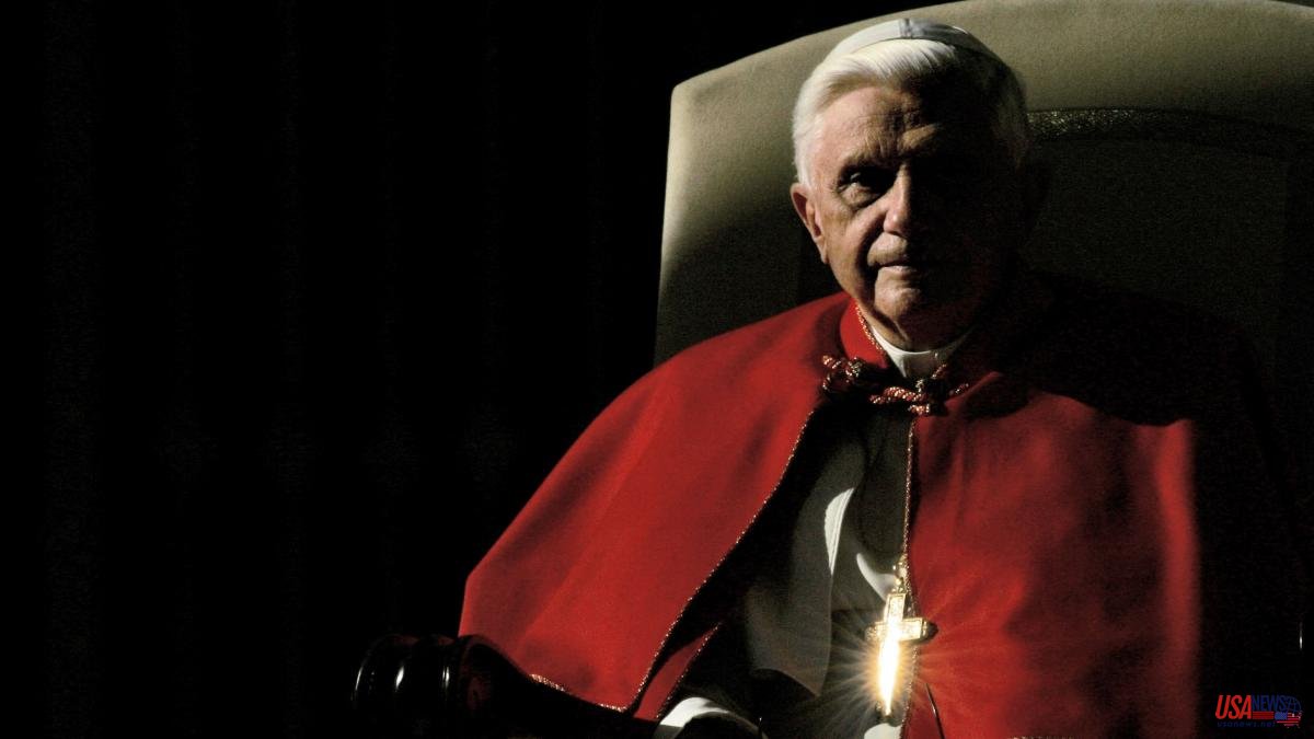 The Pope asks for prayers for Benedict XVI, who is "very ill"