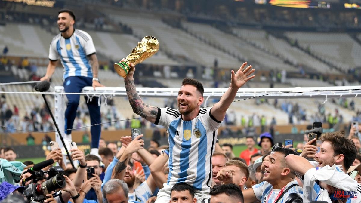The true story of the 'fake' World Cup that Messi raised in the most iconic photo