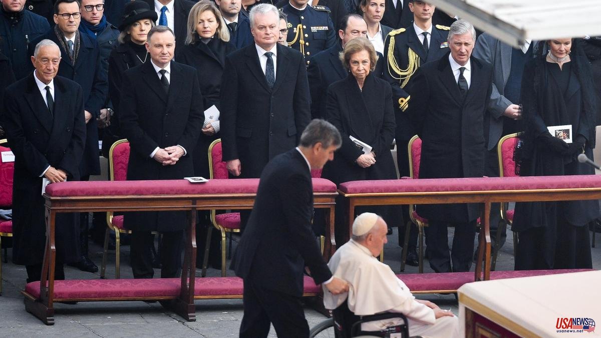 Queen Emeritus Sofía occupies a prominent place among the guests at Benedict XVI's funeral