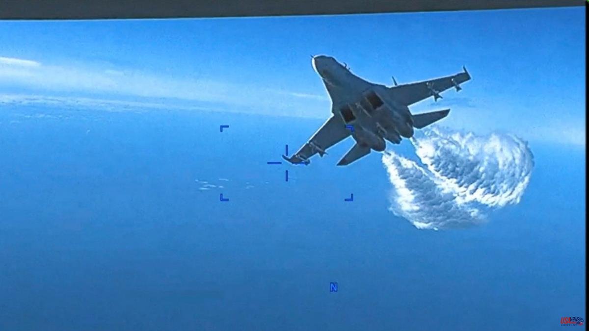 The moment of impact between the Russian plane and the US drone in the Black Sea
