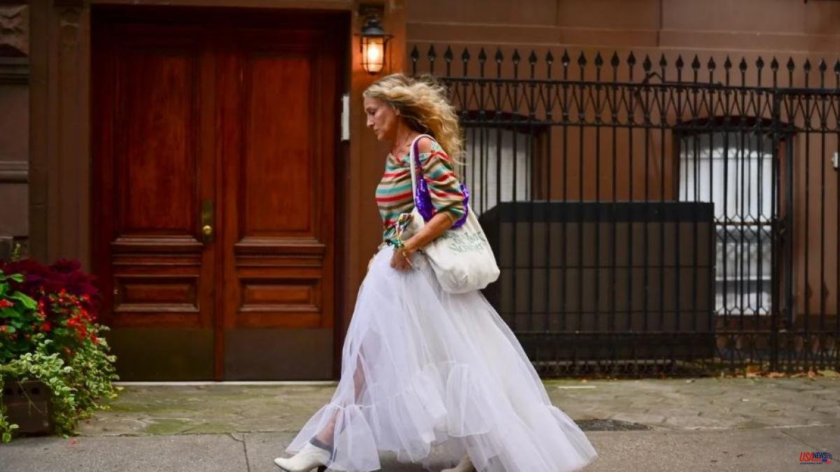 What is the 'double bag' trend and why is it succeeding in the streets?