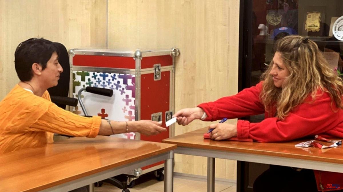 Red Cross helps 1,600 people from Tarragona and Terres de l'Ebre with cards for basic products