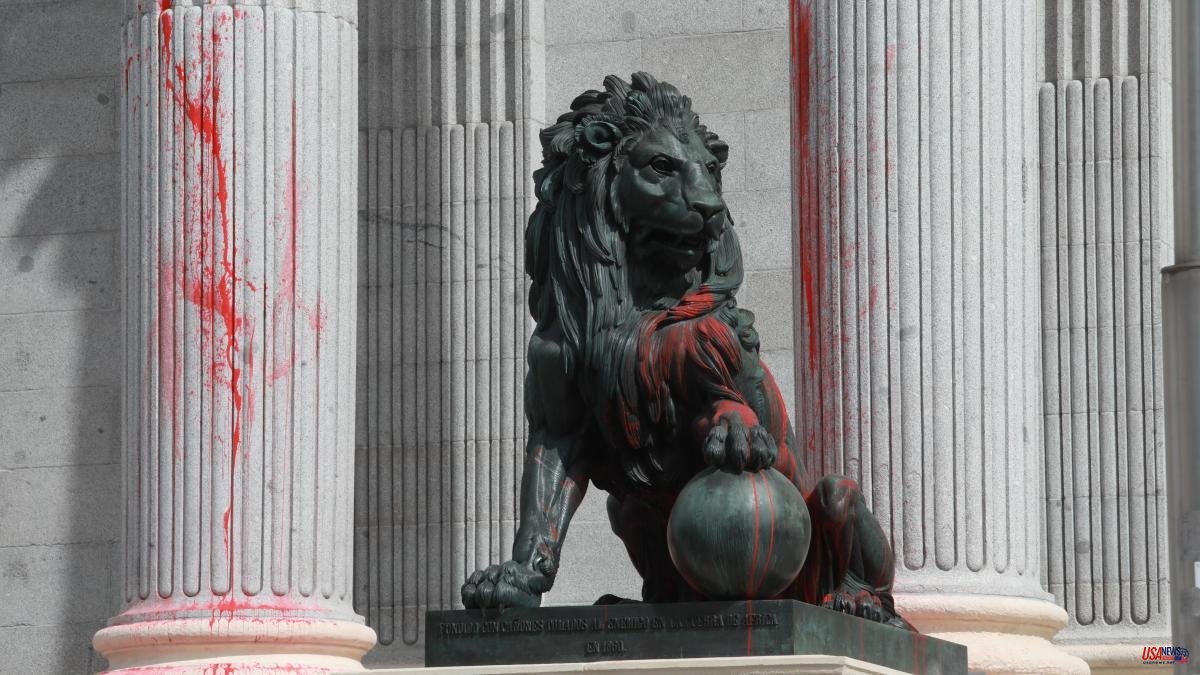 Climate activists drop red paint on one of the lions of Congress