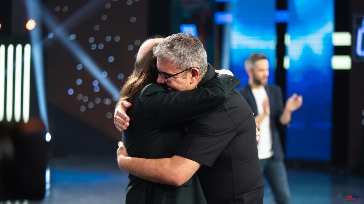Flo tears up after her performance in the final of 'El Desafío' and melts into an emotional hug with Santiago Segura