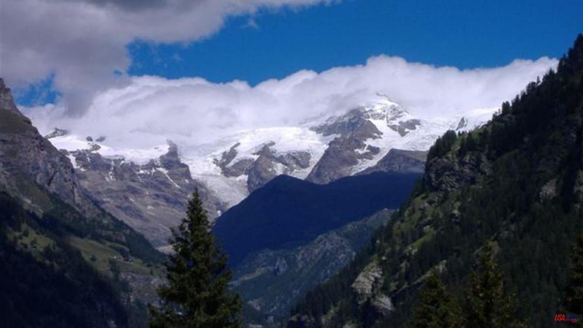 Search for two skiers missing in an avalanche in the Italian Alps