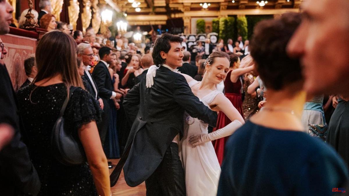Long gloves, dancers for hire and sausages until dawn at the most famous ball