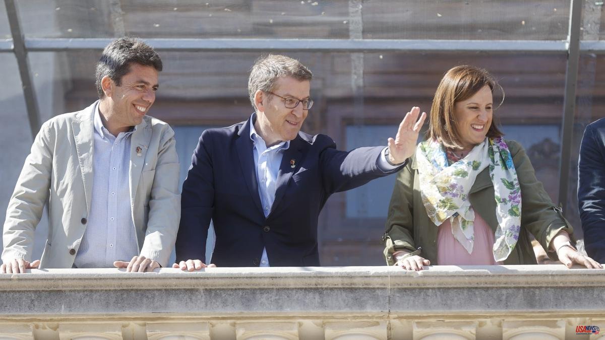 Feijóo walks through the Fallas, covers Mazón and Català and hopes to return in 2024 "as president"