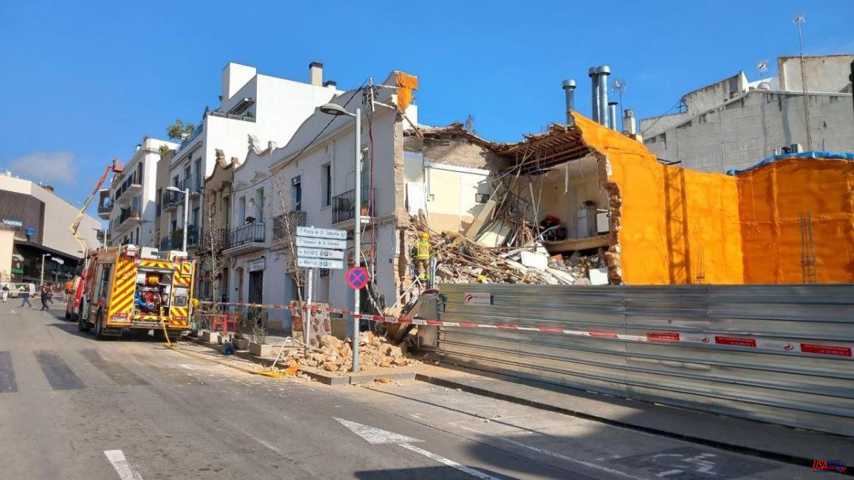 A two-story building collapses in Sitges