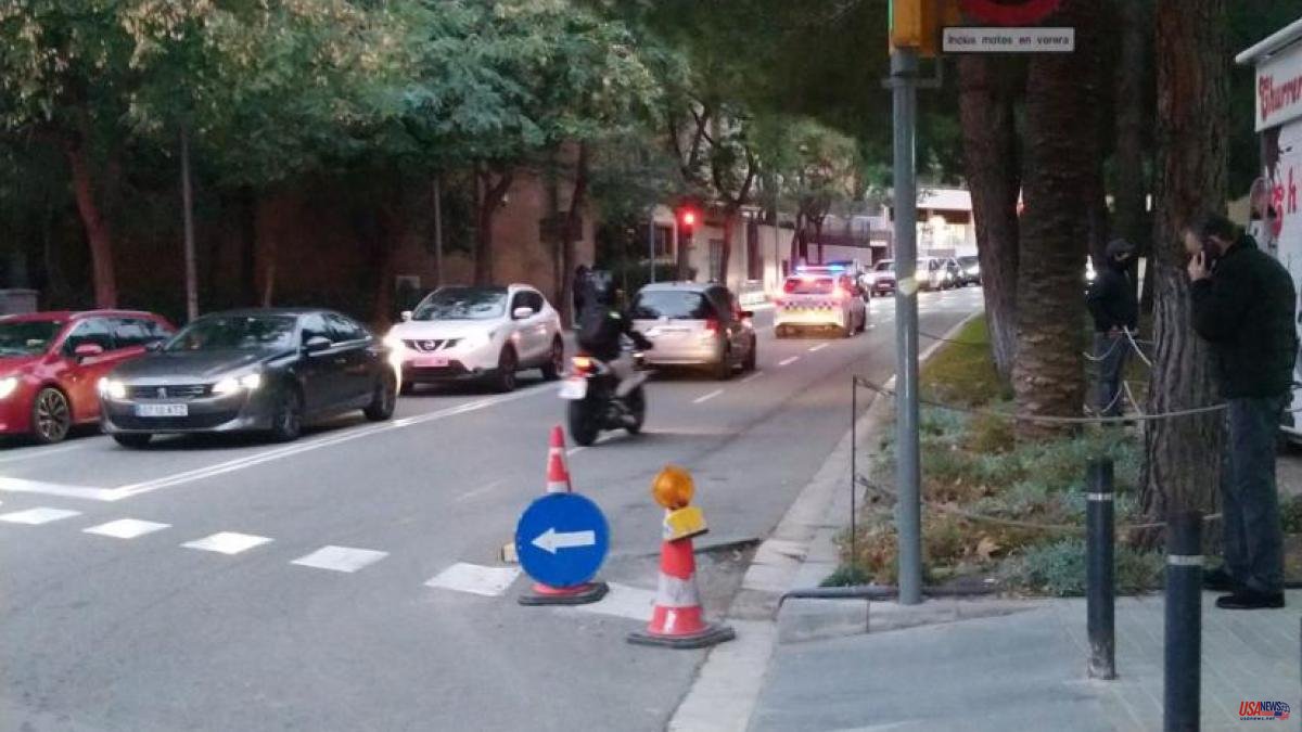 Circulation cut off due to a water leak on Avenida Pedralbes in Barcelona