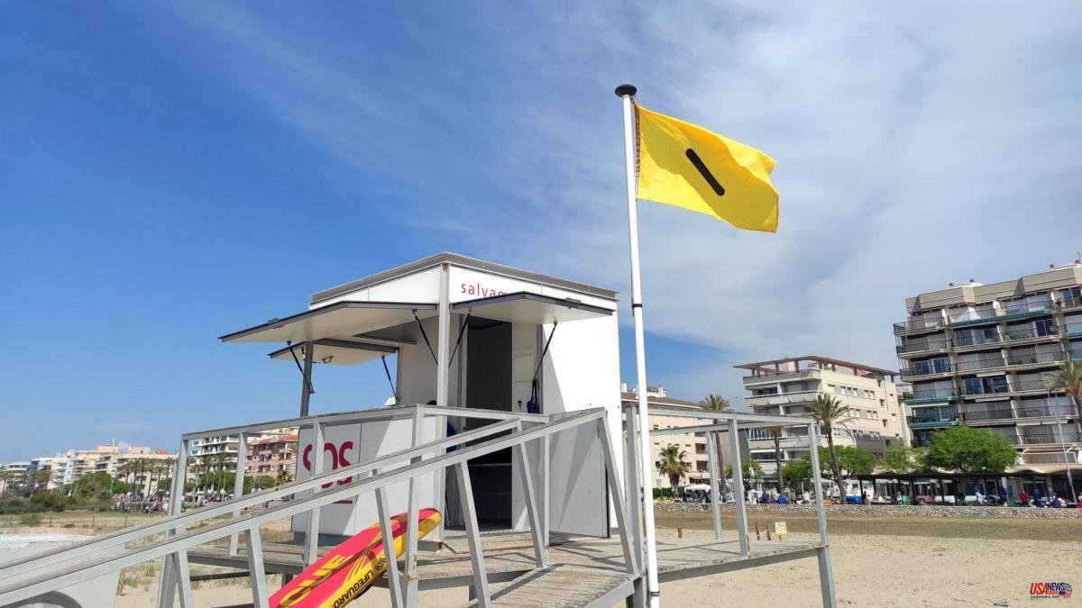 Calafell adapts the flags that indicate bathing on the beaches for colorblind people
