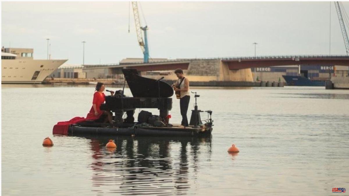 The Red Pianist floating in the sea of ​​Tarragona
