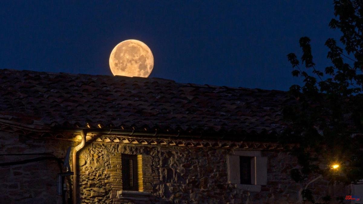The moon hides in Sant Bartomeu del Grau