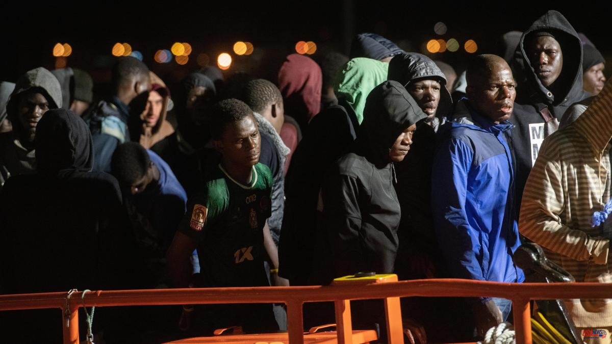A Spanish patrol boat with 168 migrants has been waiting since Thursday to disembark off Mauritania