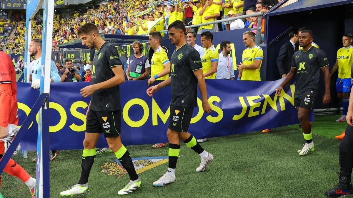 The Cádiz players jump onto the field with the banner "We are all Jenni"