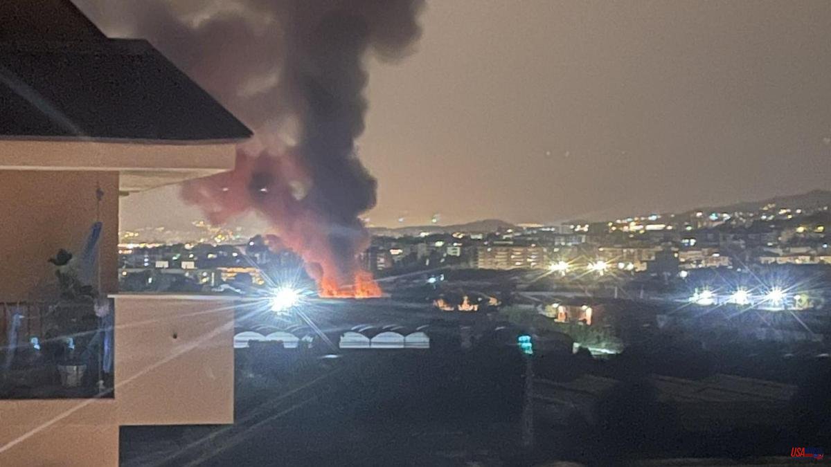A fire in six industrial warehouses in Vilassar de Mar causes small explosions